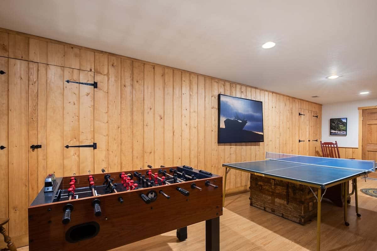 Game room: Foosball table, ping pong table