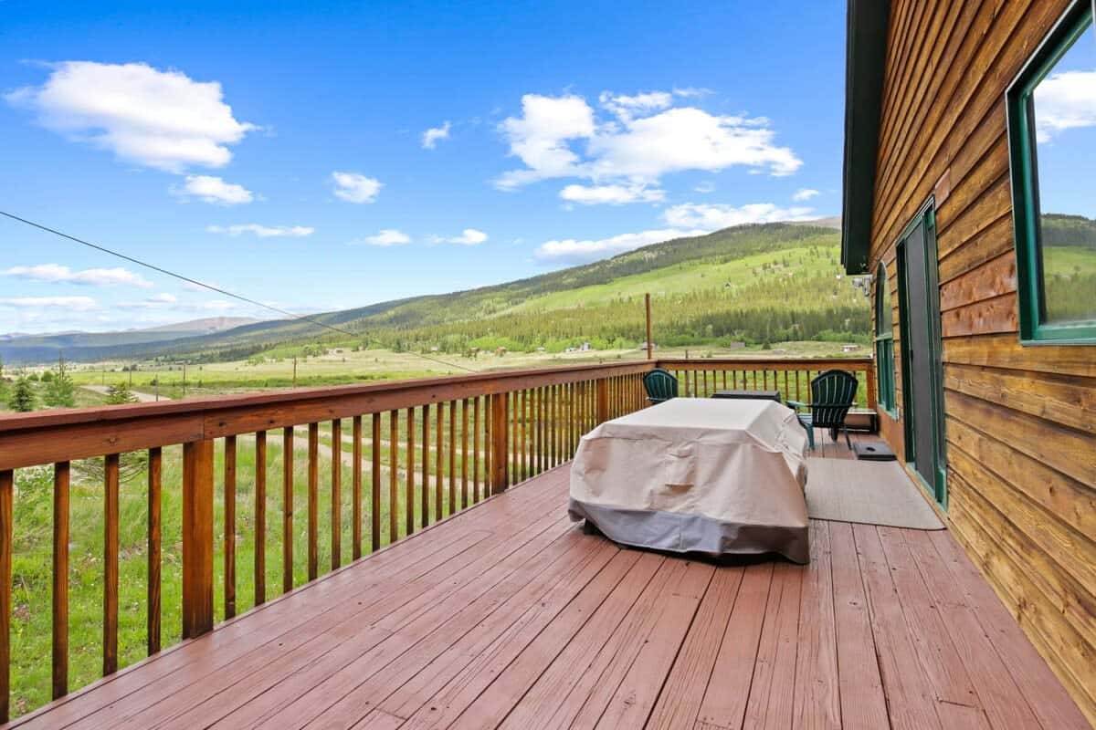 Deck: Gas grill, 4-person outdoor dining area
