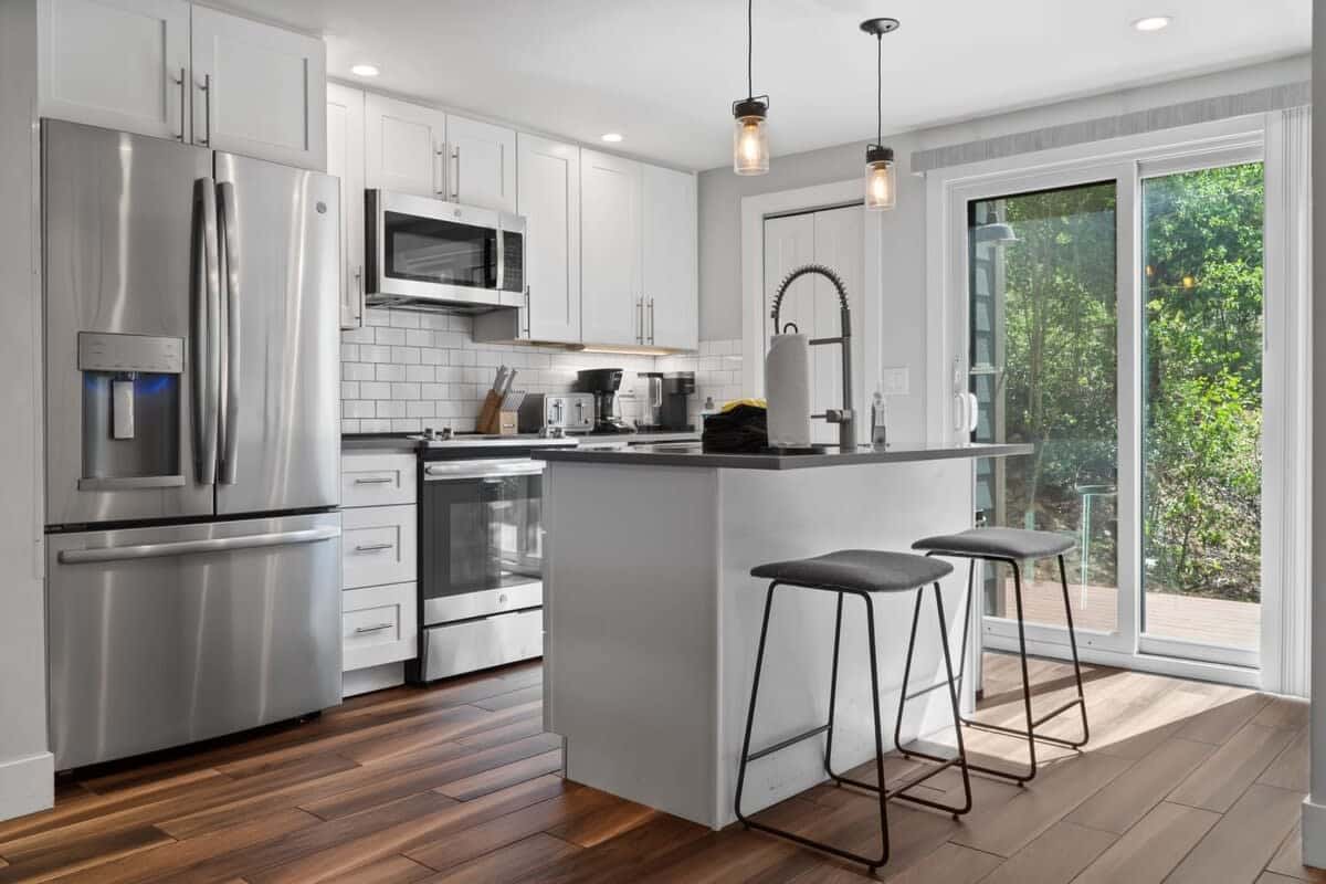 The fully equipped kitchen boasts a Scandinavian style and has everything you need to prepare a delicious meal.