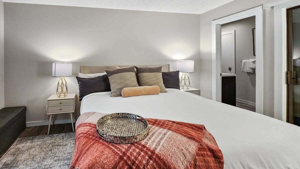 The condo’s two bedrooms each are outfitted with comfortable bedding, ample storage space for your personal belongings, access to a balcony, and access to an attached bathroom.