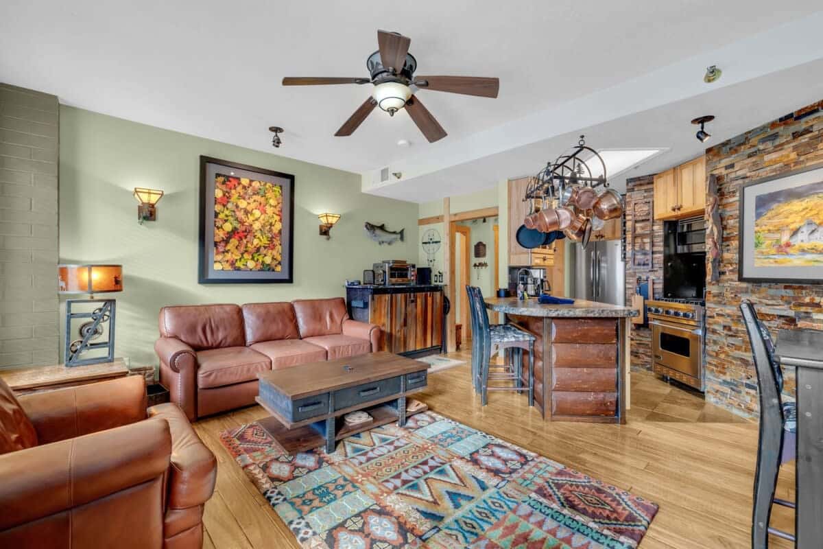 The bright and open layout of the condo provides all you need for entertaining or relaxing with a beautiful fully equipped kitchen and a comfortable living room.