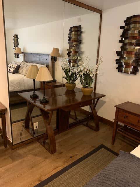 Master bedroom with a lovely king-size bed, a large flat-screen TV, an exquisite floor-to-ceiling mirror, an en suite bathroom, and access to a private outdoor balcony