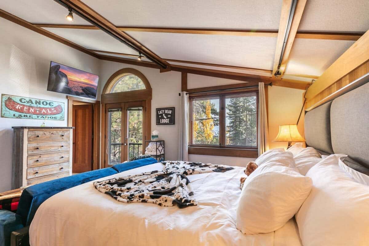 Get a good night’s rest in the main bed in the studio. From the comfortable king-size bed you can enjoy the view over the trees or have a cozy movie night.