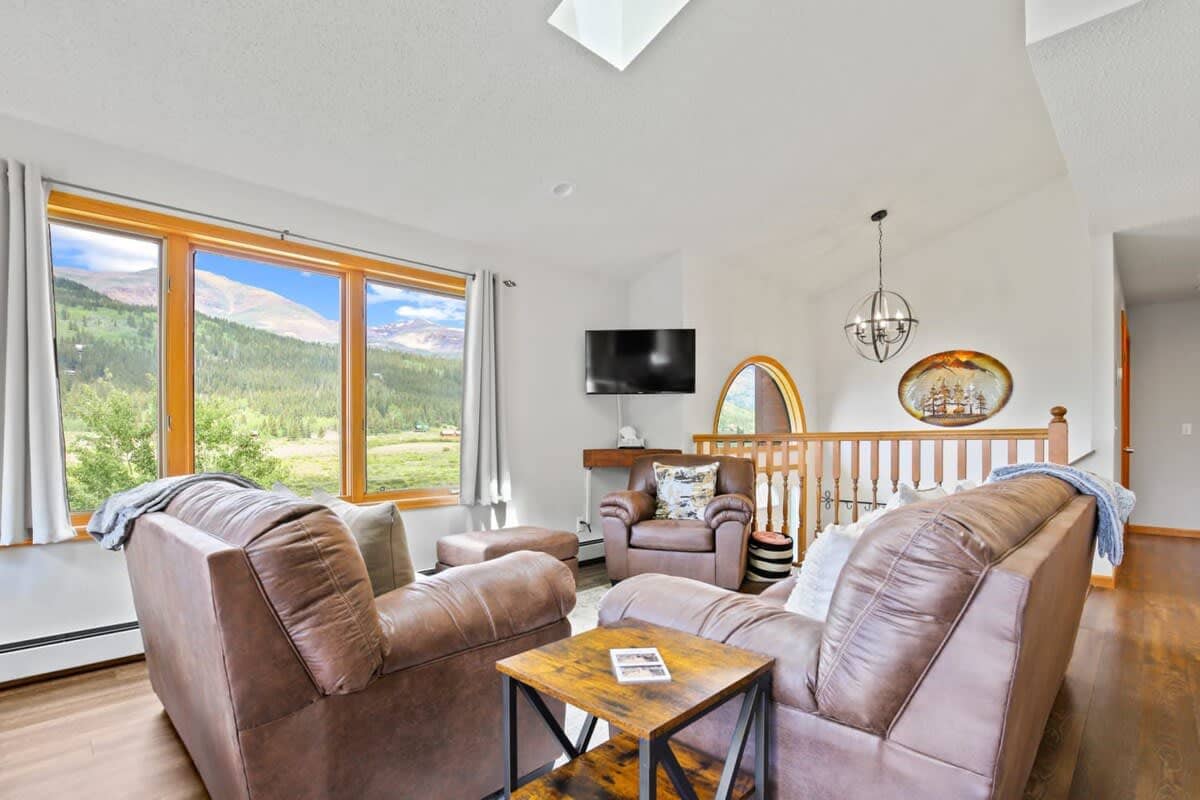 Living room: Smart TV, electric heating, no A/C