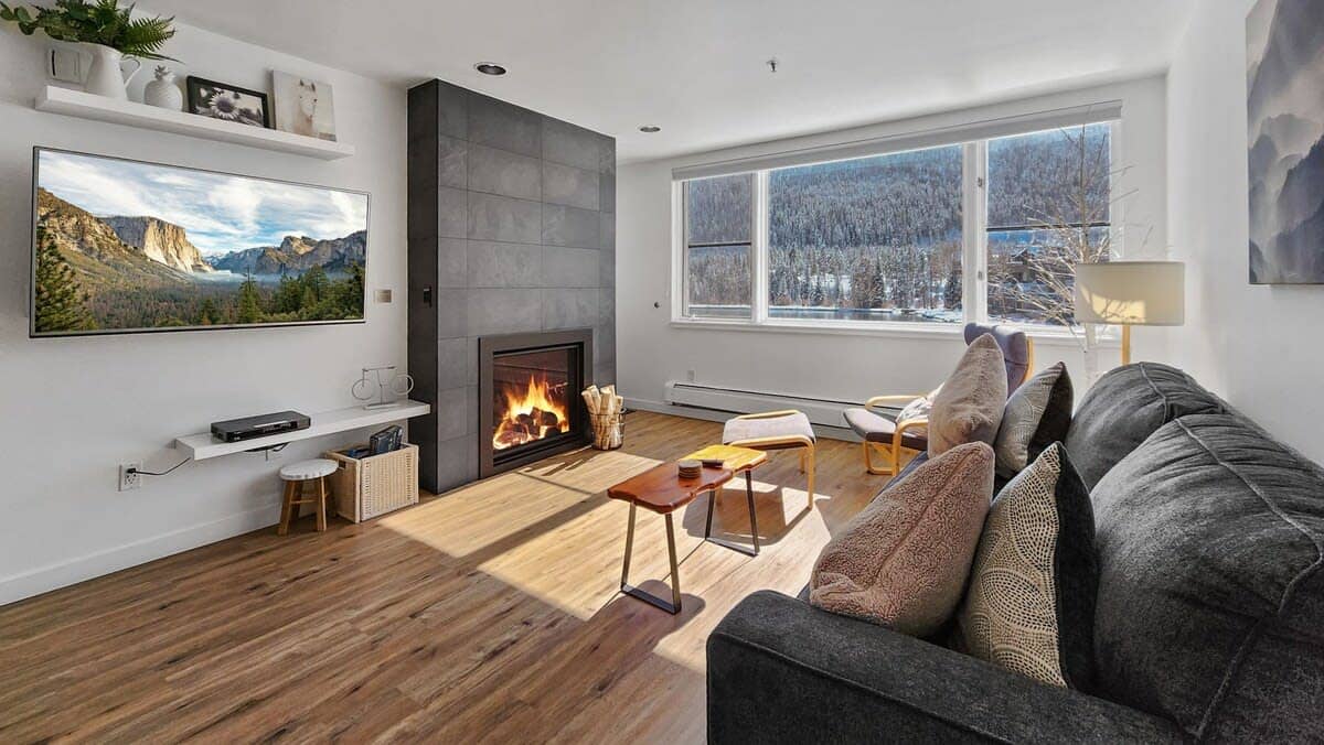 This chic 1-bedroom condo is situated along the shores of the beautiful Keystone Lake creating a stunning backdrop for your mountain getaway.