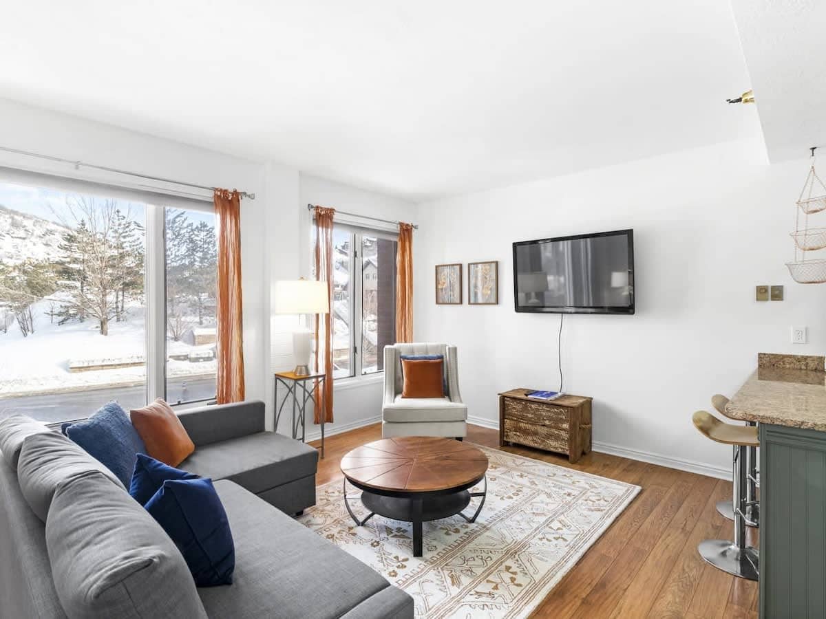 This bright and stylish one-bedroom condo is in an unbeatable location on Main Street in the Grand Galleria building. You can walk everywhere from here!