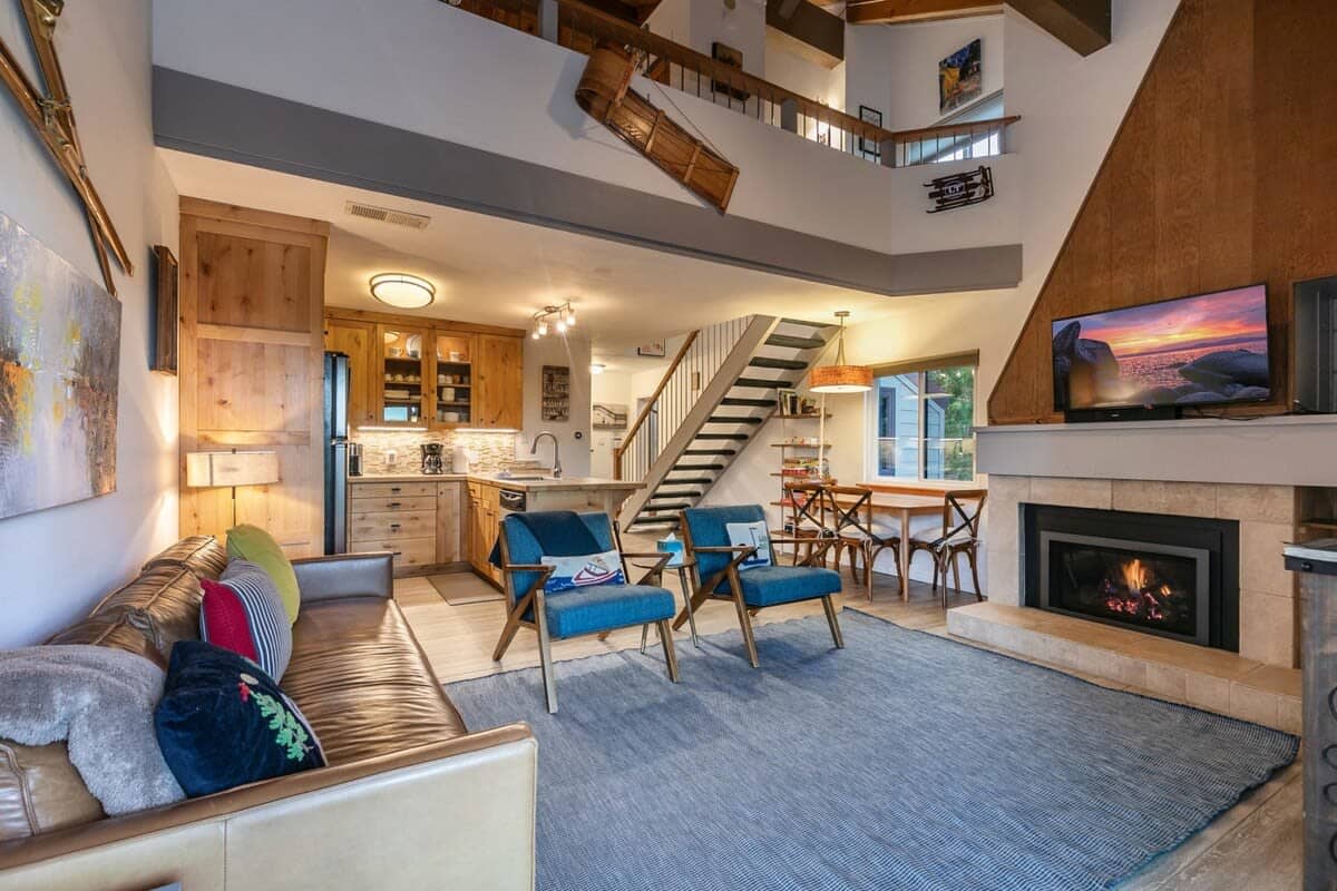 This chic 2-bedroom townhome is nestled in Carnelian Woods, a peaceful retreat near prime Tahoe outdoor areas.