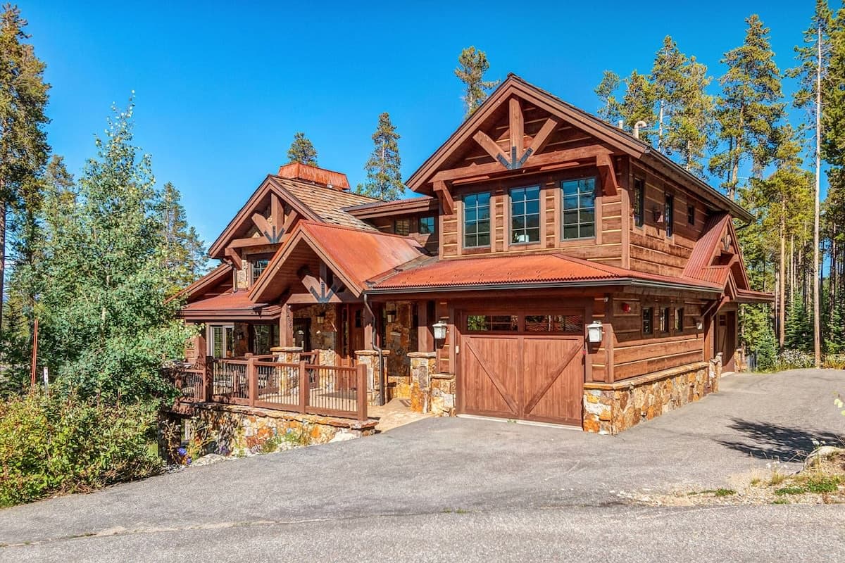 Welcome to this luxurious ski-in/out retreat with stunning mountain views