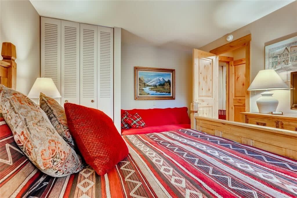 Thumbnail 2 of Timbernest Condo - 2 BDR Walk to Downtown & Lift!