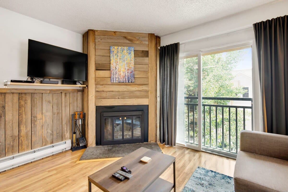 Thumbnail 3 of Cozy 1 BDR Condo - Heart of Main St; Walk to Lifts