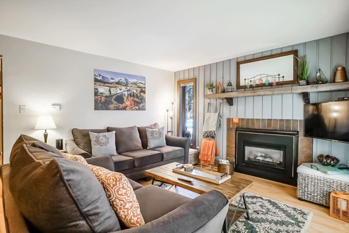 Thumbnail 2 of 1 BR Condo- Walk to Lift & Main St + Pool w/ View!