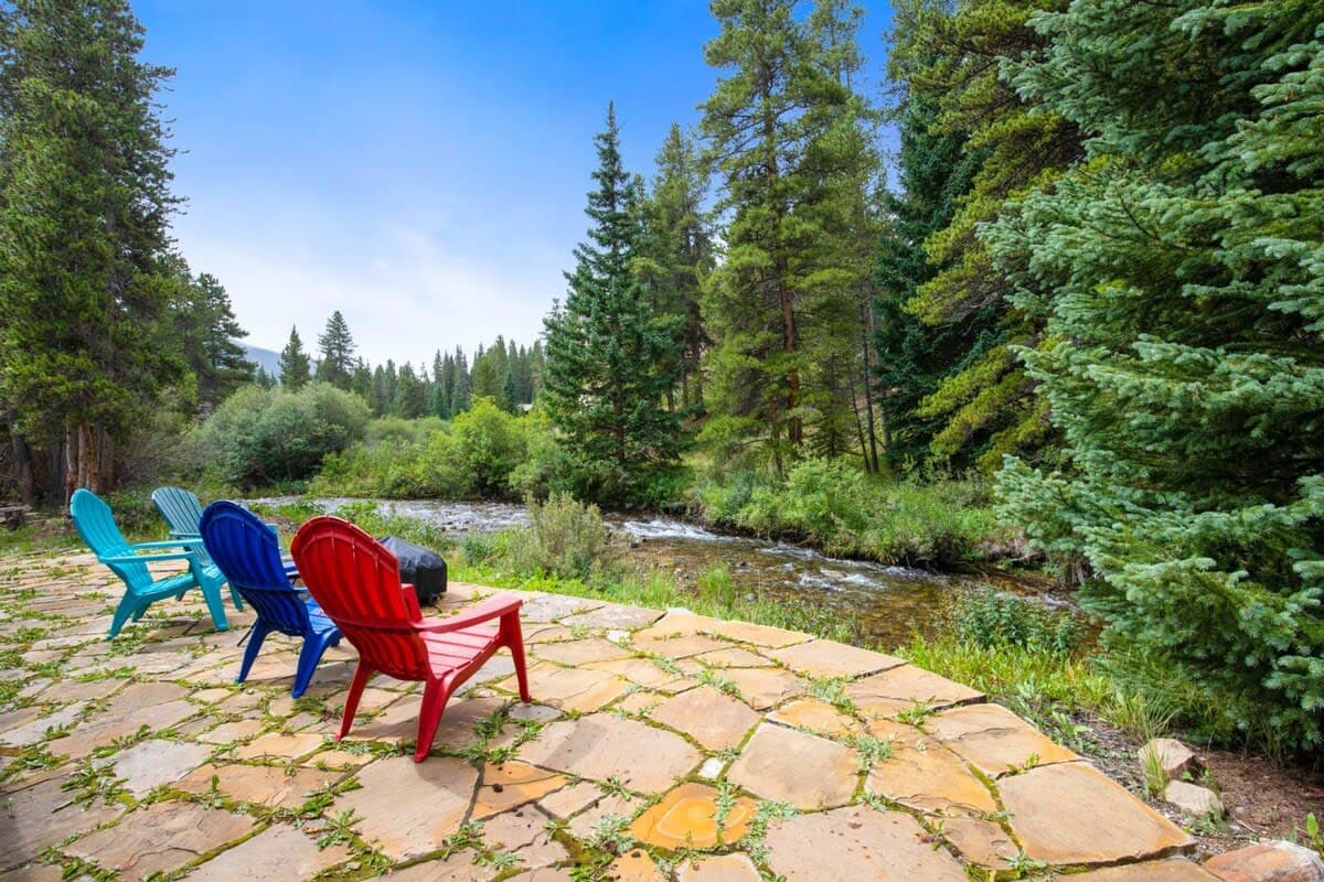 Stunning river views in an idyllic forest setting