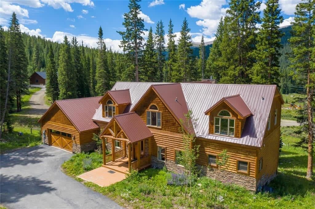 Welcome to this luxurious mountain getaway with stunning views!