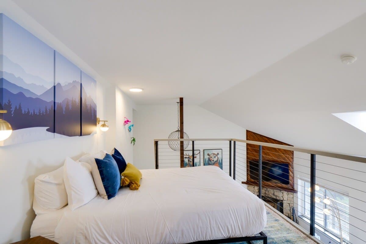 Thumbnail 3 of Top Floor Corner with Views, 6 Ski Resorts Nearby