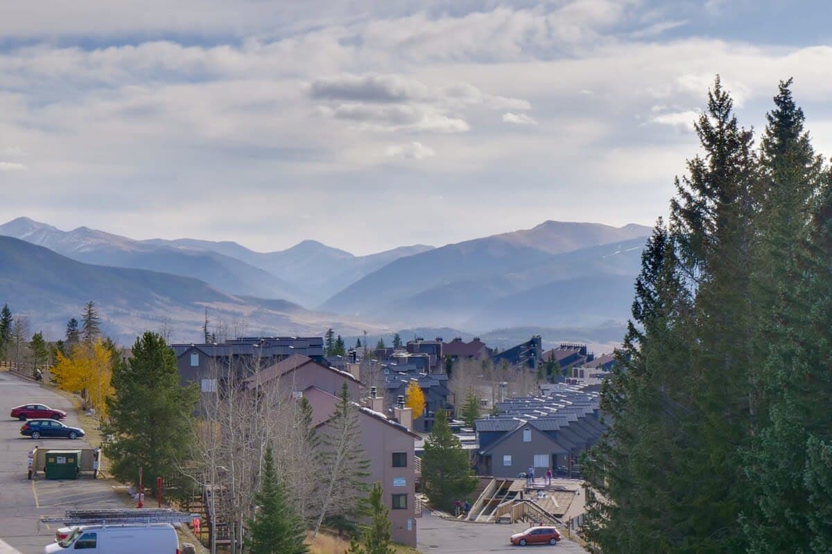 Thumbnail 2 of Top Floor Corner with Views, 6 Ski Resorts Nearby