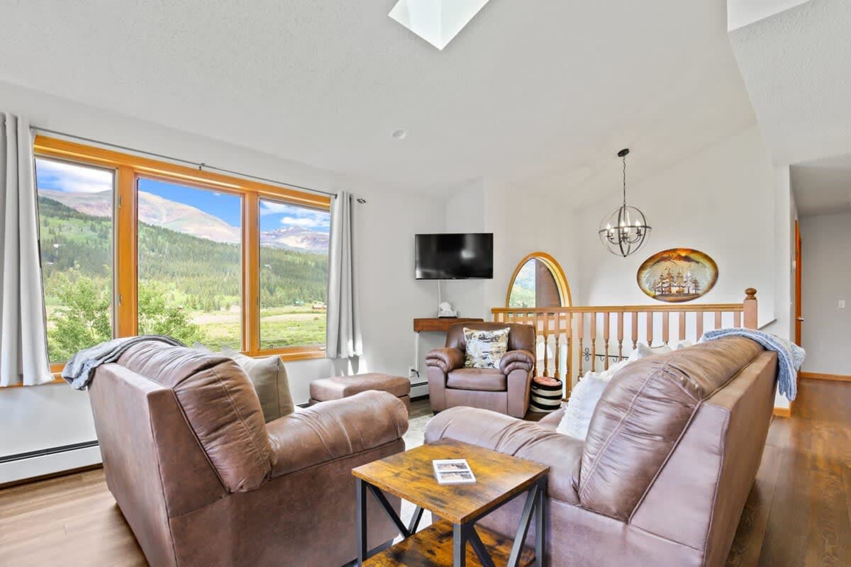 Living room: Smart TV, electric heating, no A/C