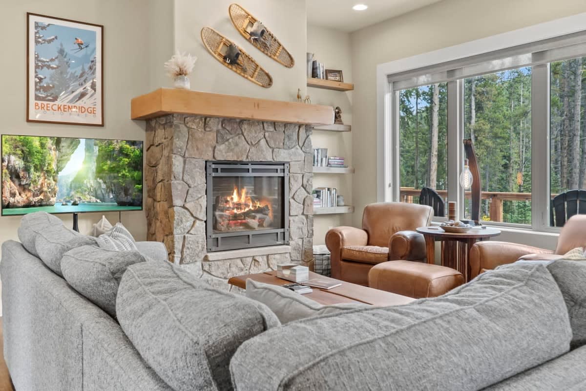 This stylish and bright 3-bedroom home is on a single level with an open floor plan making it a great layout for groups.