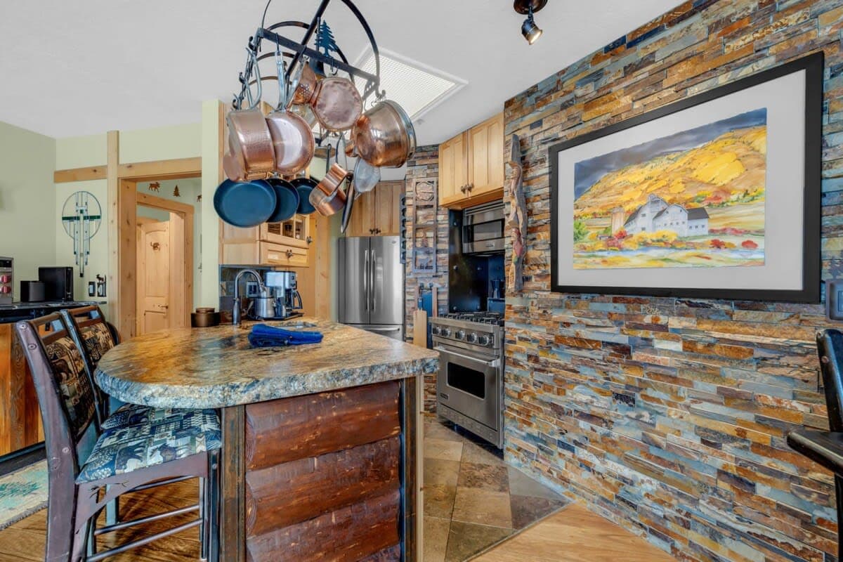 Thumbnail 3 of 1 BDR Condo with Rustic Charm Heart of Downtown