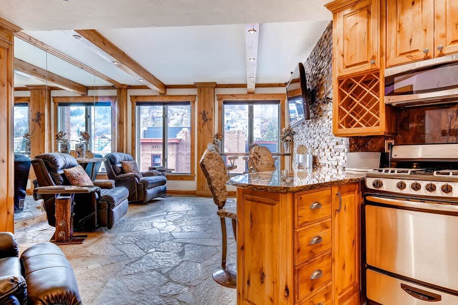 Thumbnail 2 of 1BDR Condo w/ Stunning Décor - Heart of Downtown!