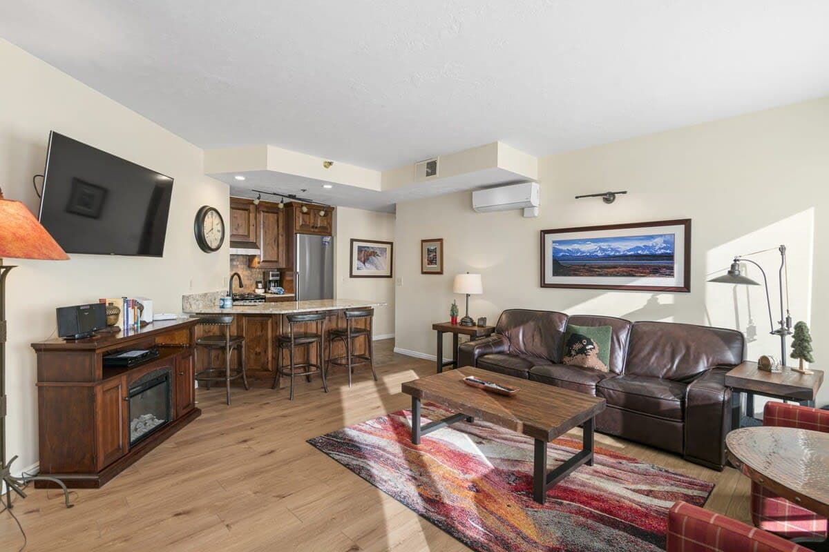 This intimate one-bedroom condo is centrally placed on Main Street in the Grand Galleria building, you can’t beat the great location!