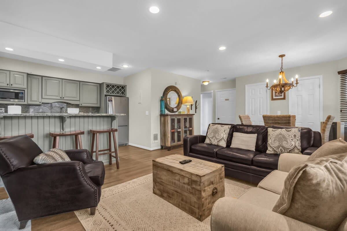 This bright and lovely living/kitchen/dining area offers up tasteful furnishings and views of Park City’s historic Old Town. With its open-concept layout, this dynamic space is easy to adapt to all of your needs.