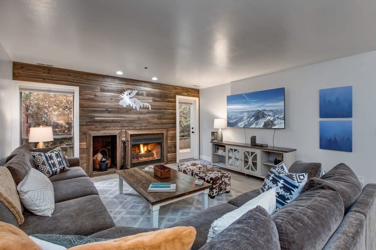 Thumbnail 2 of 2BDR Condo - Stunning Location in Town!