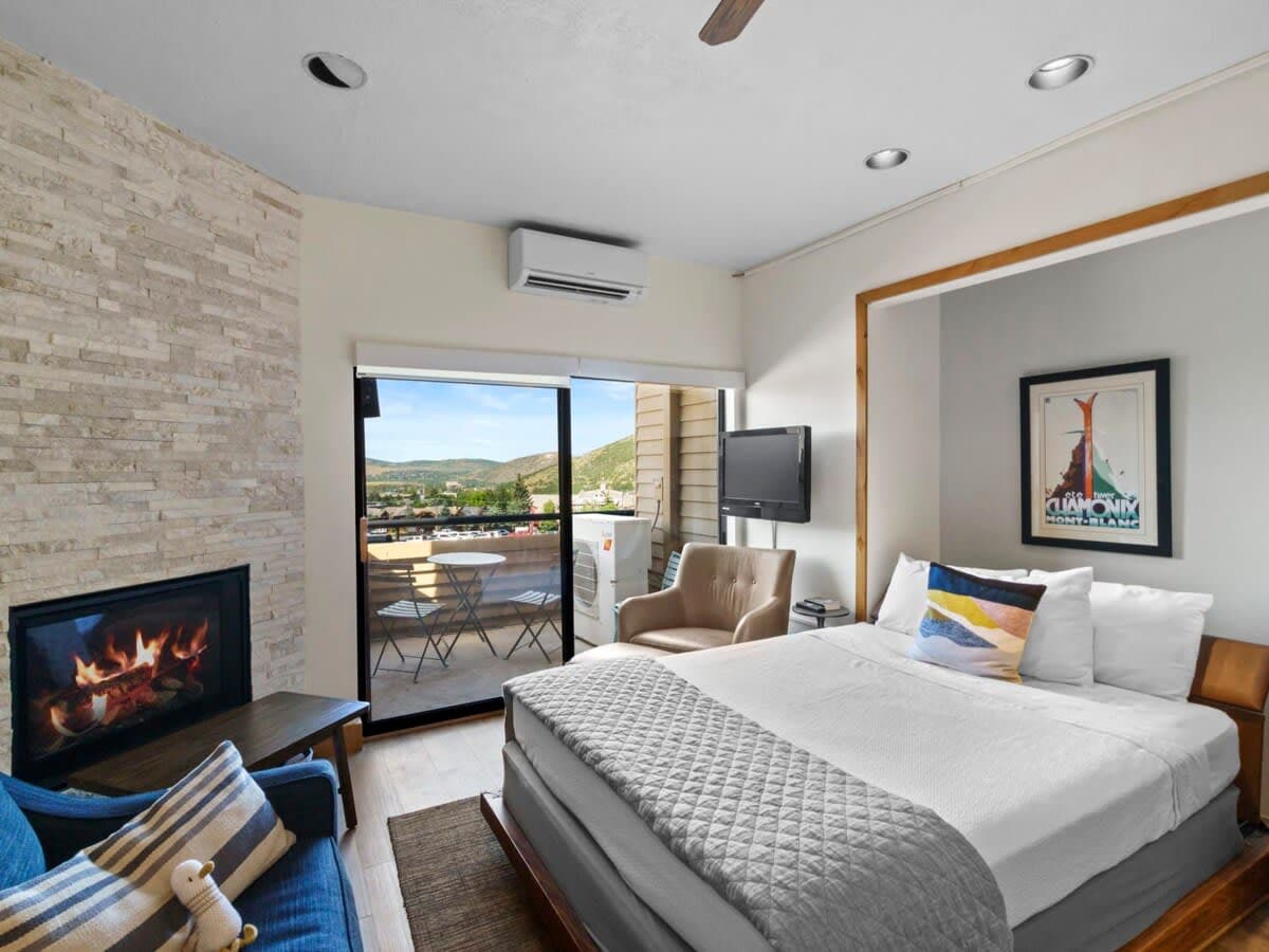 Thumbnail 3 of Cozy, Ski In/Ski Out Studio w/ Hot Tub Access!