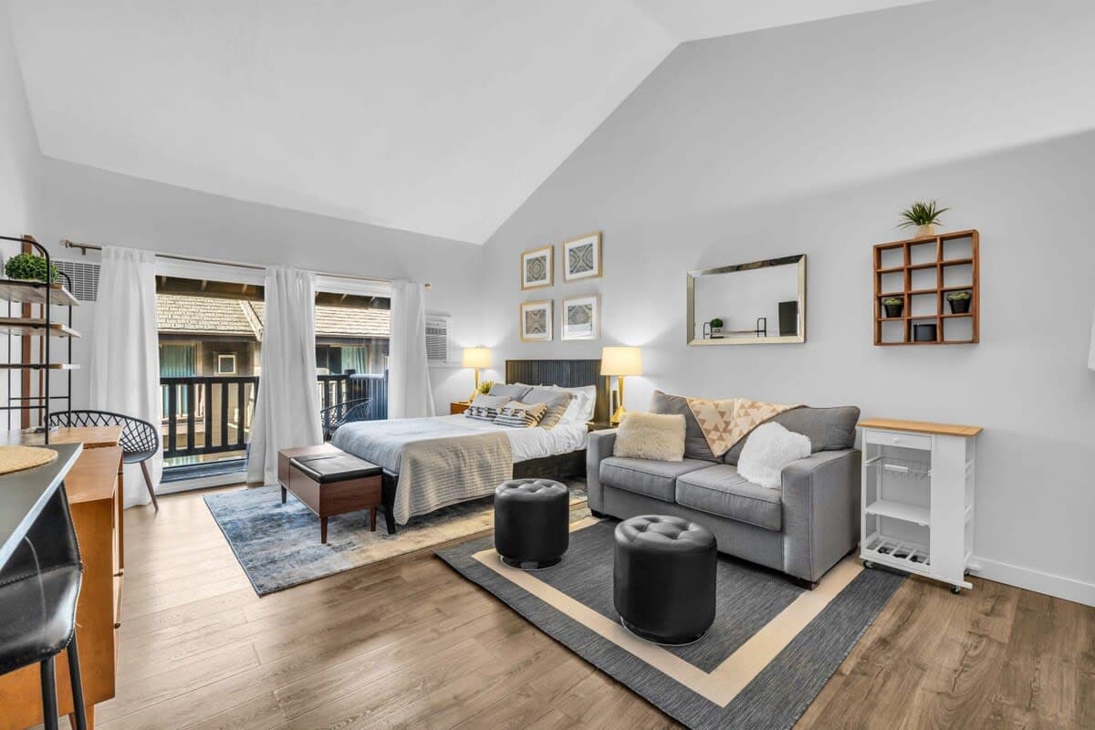 Enjoy modern mountain living in this stylish studio just minutes from the slopes & Main Street.