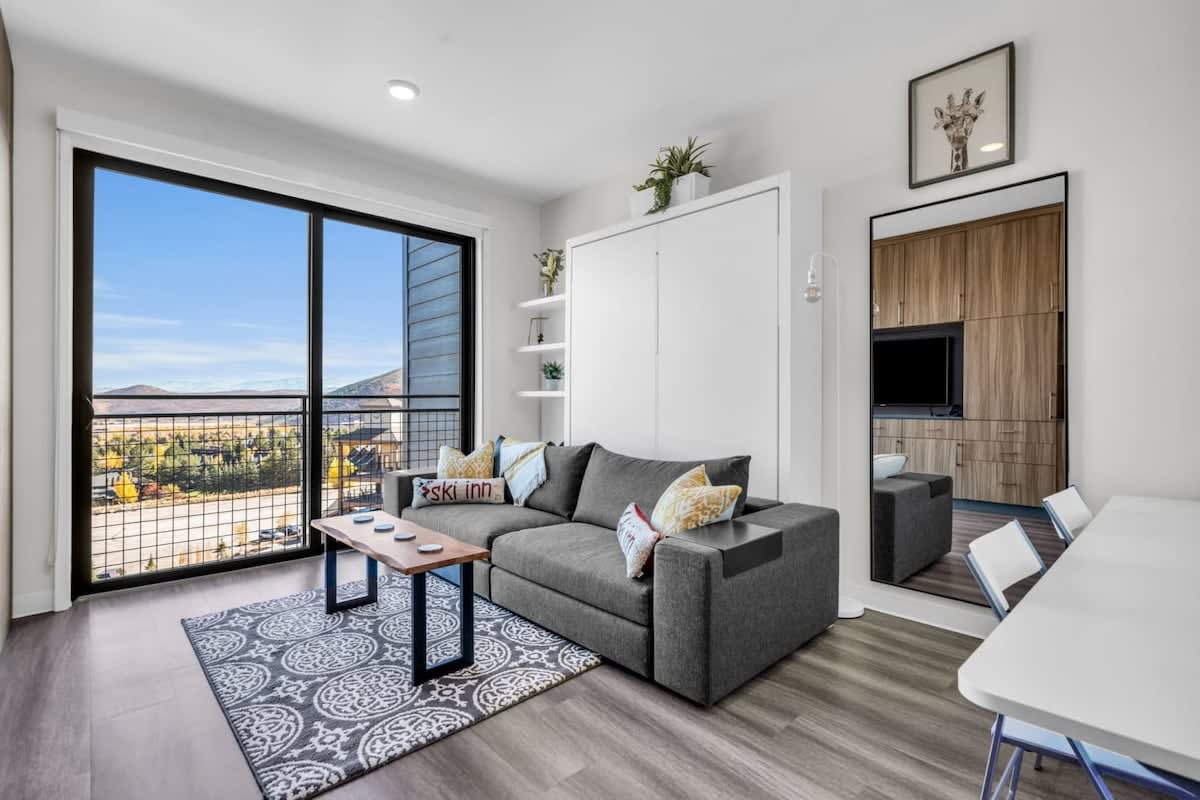 This gorgeous ski-in/ski-out studio in the heart of Canyons Village will exceed your expectations for a vacation getaway.