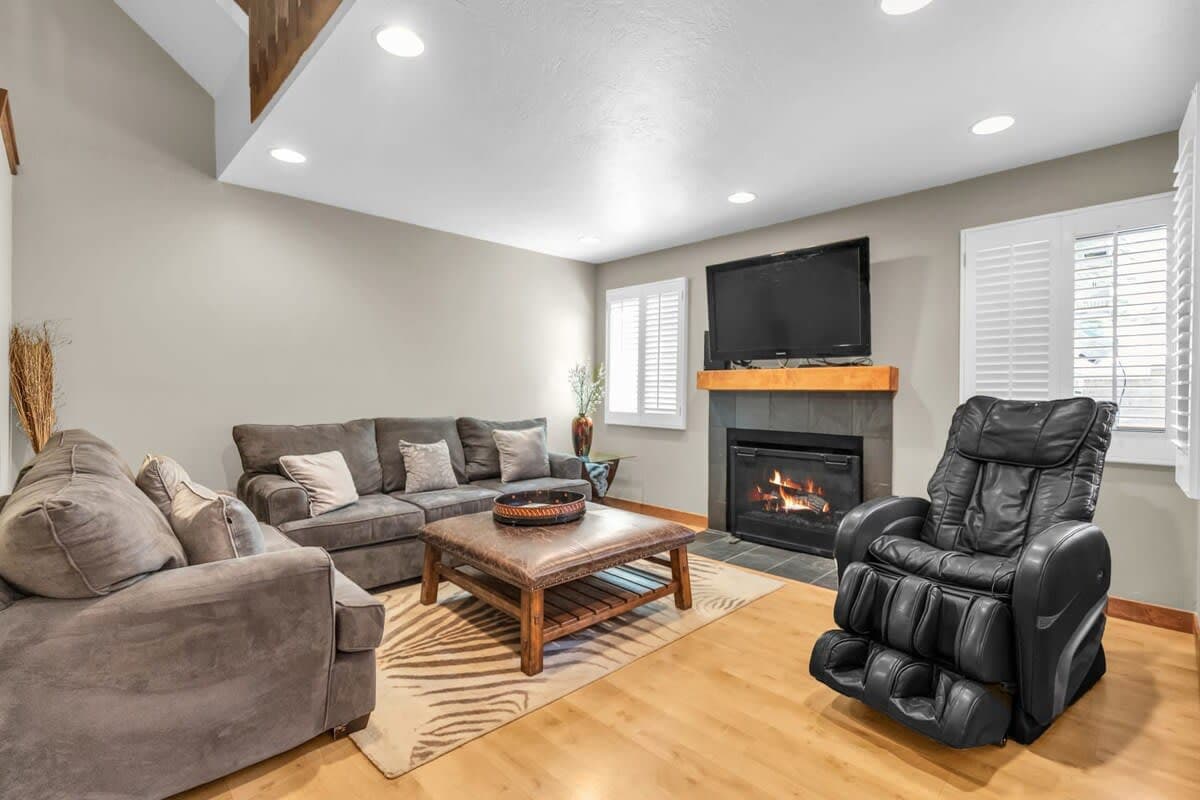 This charming two-bedroom townhouse is close to Canyons Resort, making it the perfect location for a mountain retreat. You can unwind in the massage chair in the living room, after a day of skiing. It has three levels of living space.
