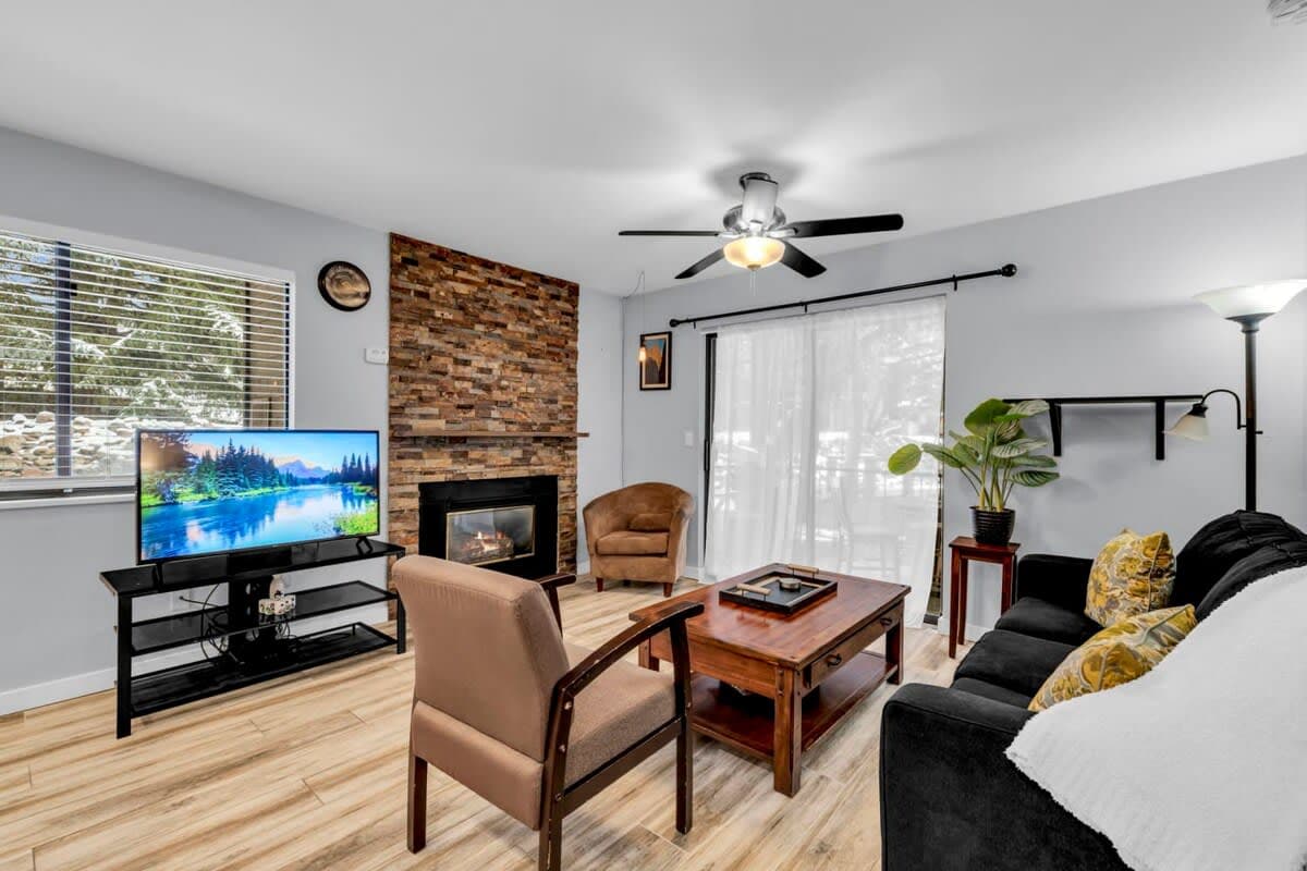 Enjoy year-round fun from this well-located 1 bedroom, 1 bathroom condo that is situated at the base of Canyons Village.